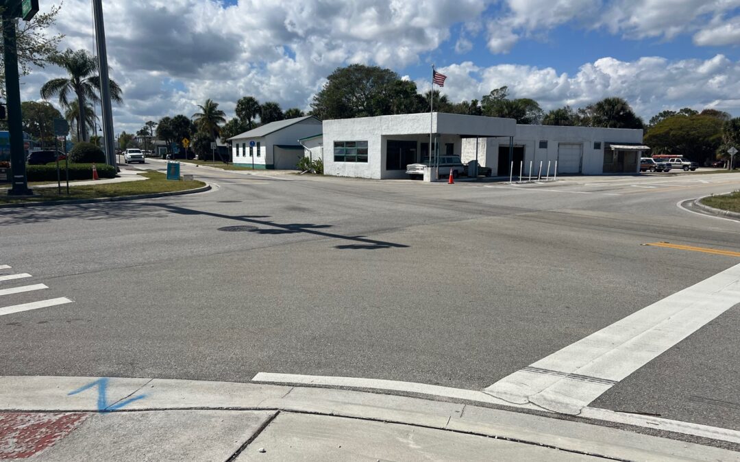 Empty Martin County, FL intersection with traffic light near SEO agency building.